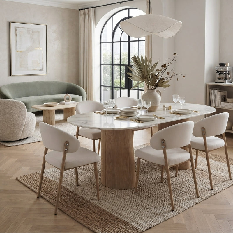 Ashford — Chaise en velours beige, piètement effet bois en situation