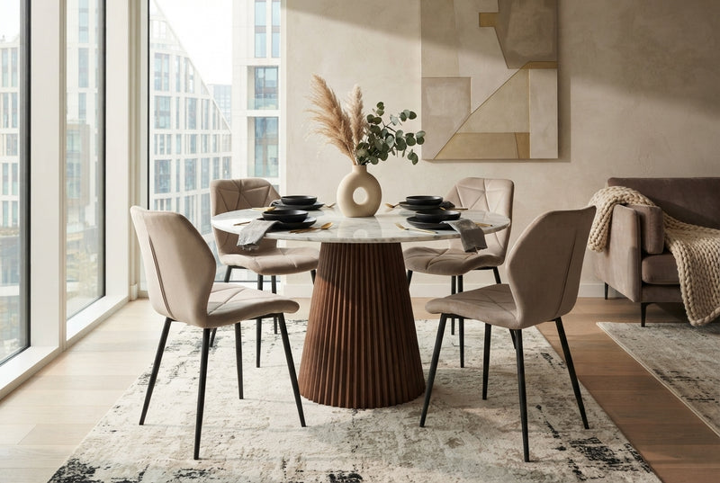 Overstone — Chaise en velours taupe, piètement métal noir en situation