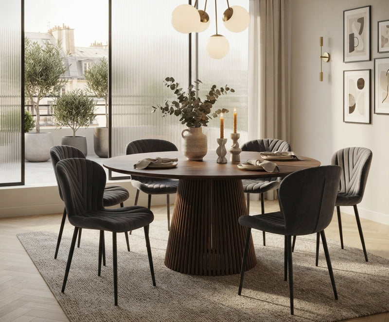 Everly — Chaise en velours anthracite, piètement métal noir en situation