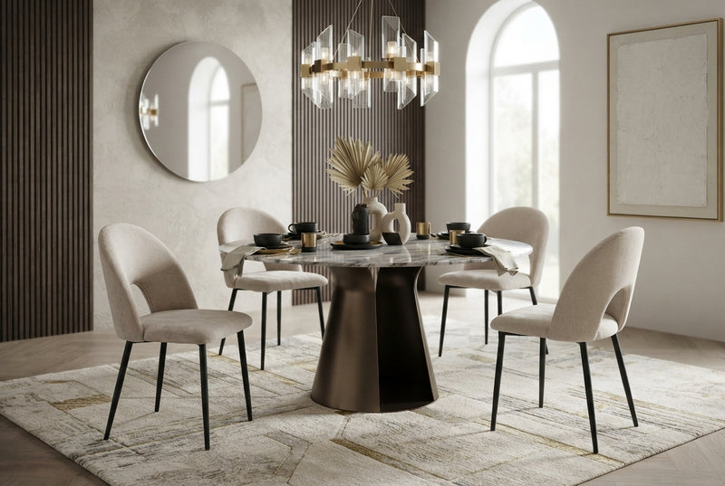 Kelby — Chaise en chenille moka, piètement métal noir en situation
