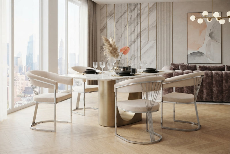 Falmere — Chaise avec accoudoirs en velours beige, piètement chrome en situation