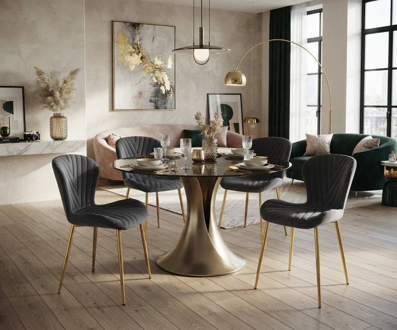 Everly — Chaise en velours anthracite, piètement doré en situation