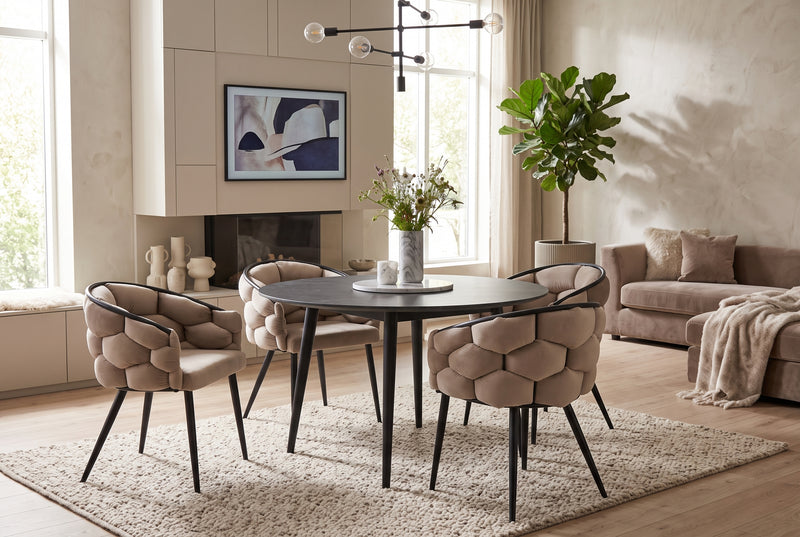 Blythwood — Chaise avec accoudoirs en velours taupe, piètement métal noir en situation