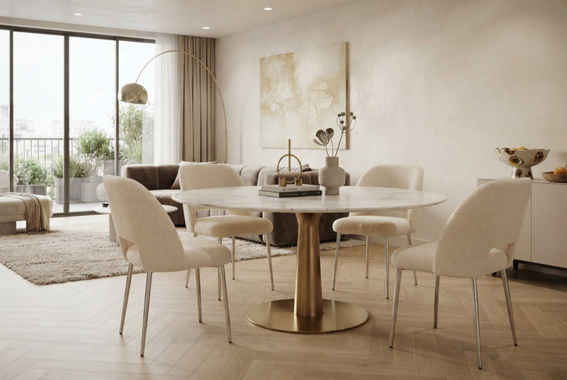 Crandale — Chaise en doudou beige, piètement chrome en situation
