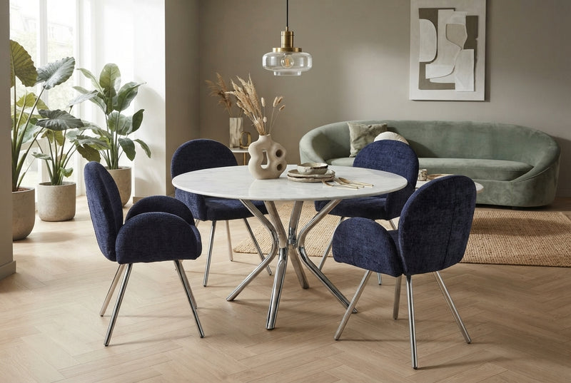 Grovedon — Chaise avec accoudoirs en velours bleu, piètement chrome en situation
