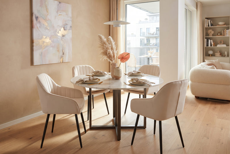 Hartley — Chaise avec accoudoirs en velours beige, piètement métal noir en situation