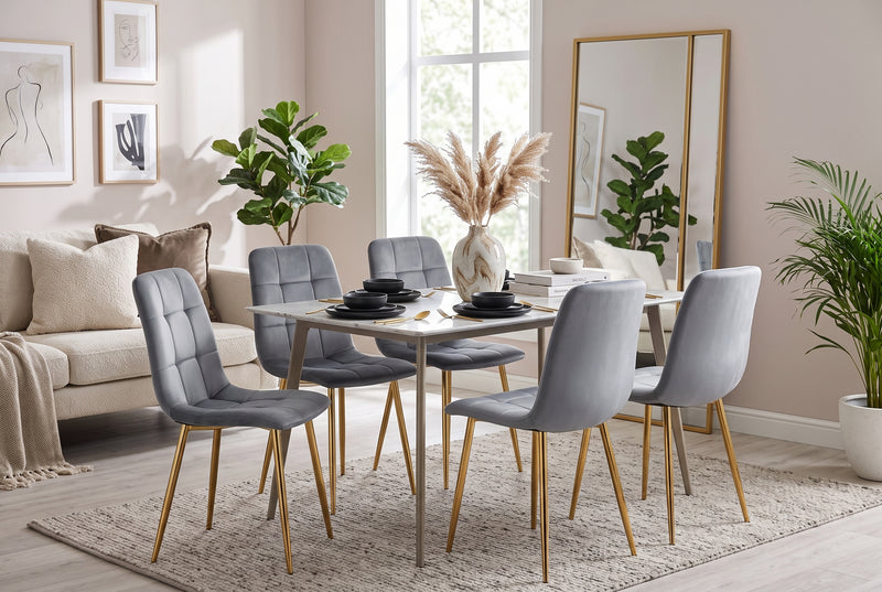 Hazelby — Chaise en velours gris, piètement gold en situation
