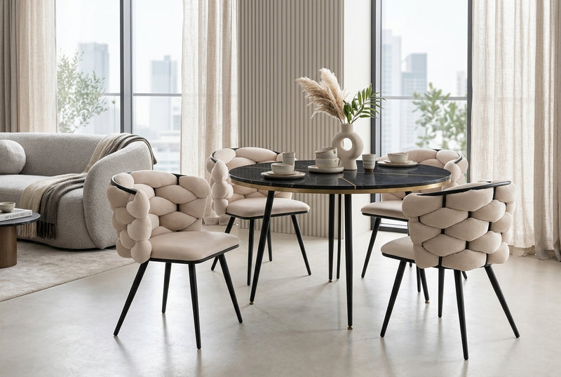 Kestwick — Chaise en velours beige, piètement métal noir en situation