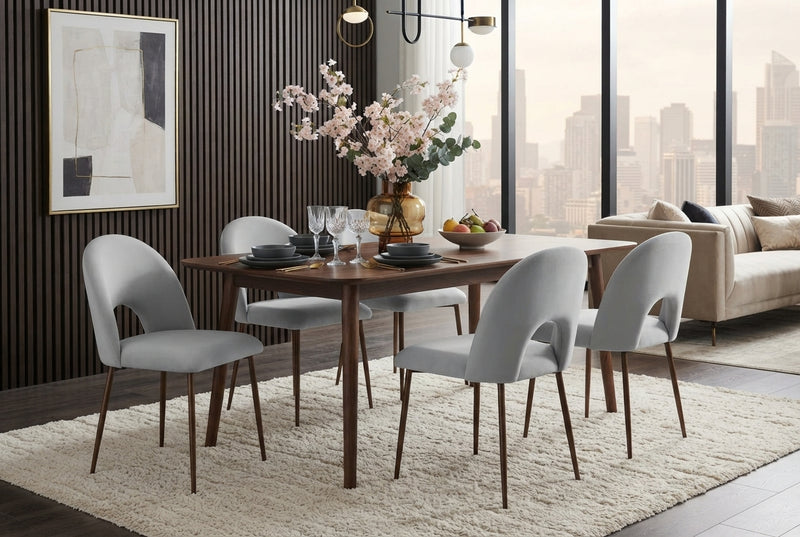 Netherby — Chaise en velours gris, piètement effet noyer en situation