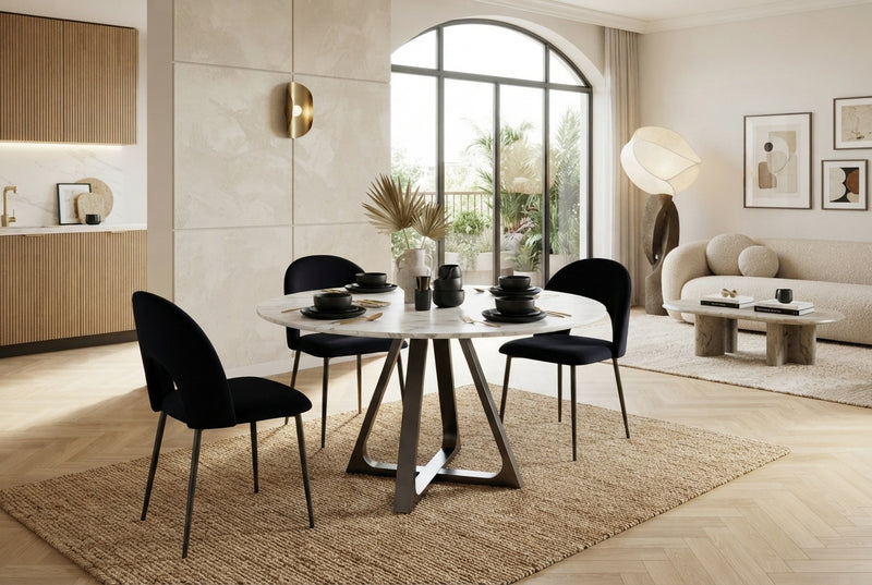 Netherby — Chaise en velours noir, piètement métal noir en situation