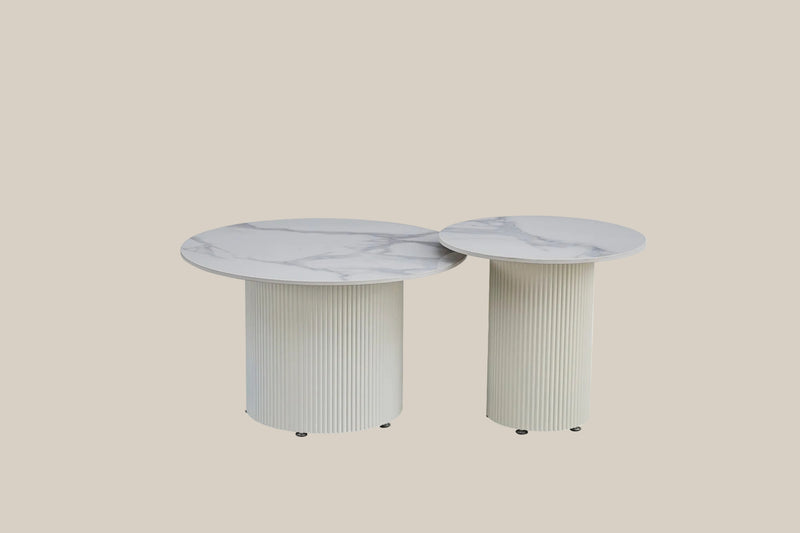 Denholm — Table basse gigogne en céramique marbre blanc en situation