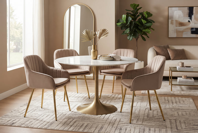 Hartley — Chaise avec accoudoirs en velours taupe, piètement gold en situation
