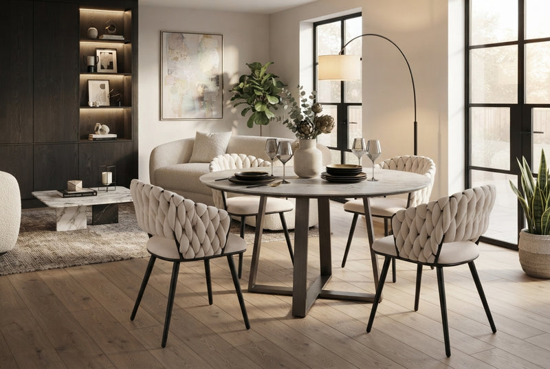 Corby — Chaise en velours beige, piètement métal noir en situation