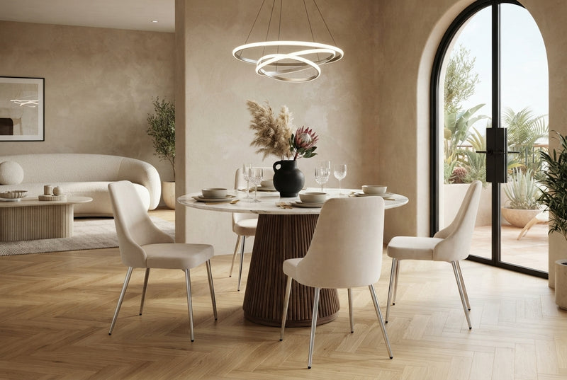 Faringdon — Chaise en velours beige, piètement chrome en situation