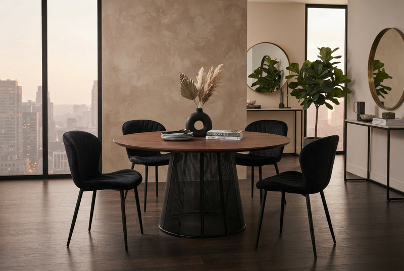 Everly — Chaise en velours noir, piètement métal noir en situation