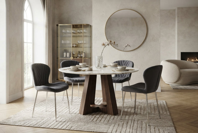 Yarrowby — Chaise en velours anthracite, piètement chrome en situation