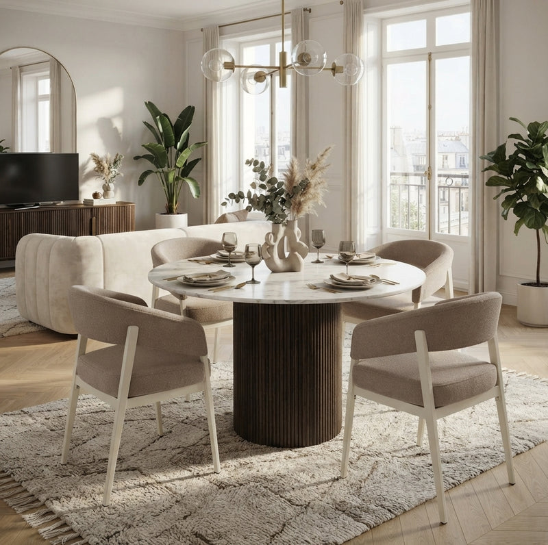 Brimley — Chaise en tissu Grain moka, piètement métal beige en situation