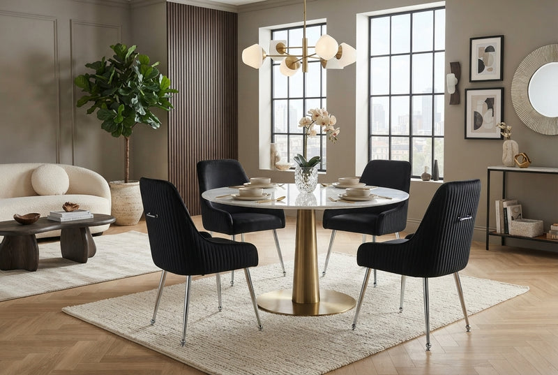 Amberley — Chaise en velours noir, piètement chrome en situation