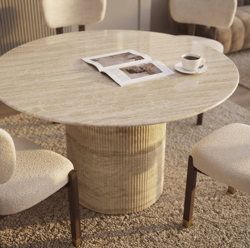 Harlcombe — Table à manger ronde en céramique effet travertin brillant en situation