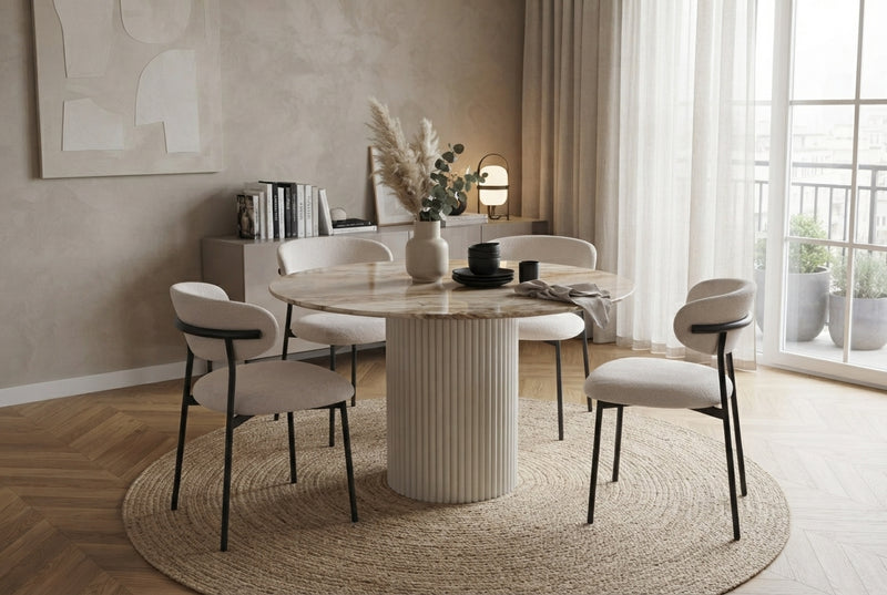 Pendle — Chaise en serge beige, piètement métal noir en situation