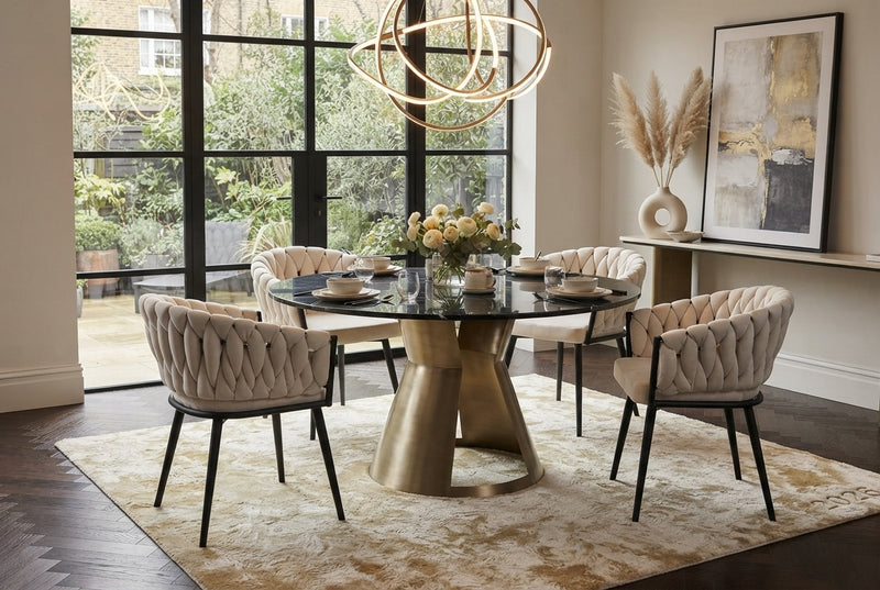 Quinton — Chaise avec accoudoirs en velours beige, piètement métal noir en situation
