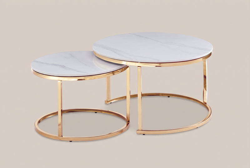 Halden — Table basse gigogne en céramique et doré en situation