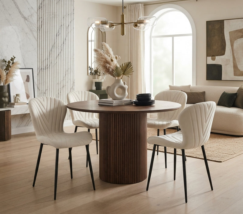 Everly — Chaise en velours beige, piètement métal noir en situation