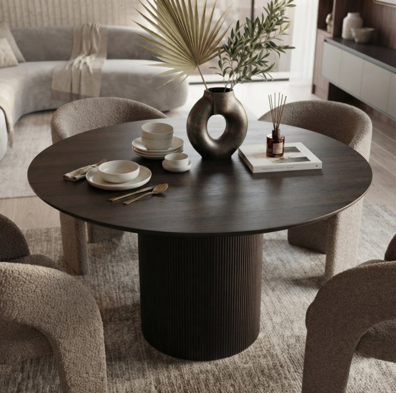 Harley — Table à manger ronde en bois en situation