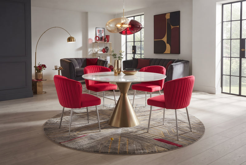 Thistlewood — Chaise en velours fushia, piètement chromé en situation