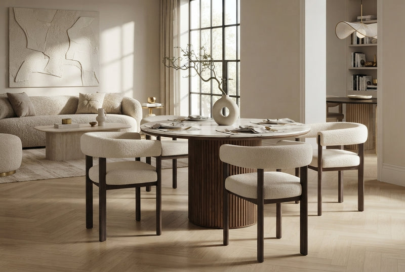 Linton — Chaise en velours beige, piètement effet noyer en situation