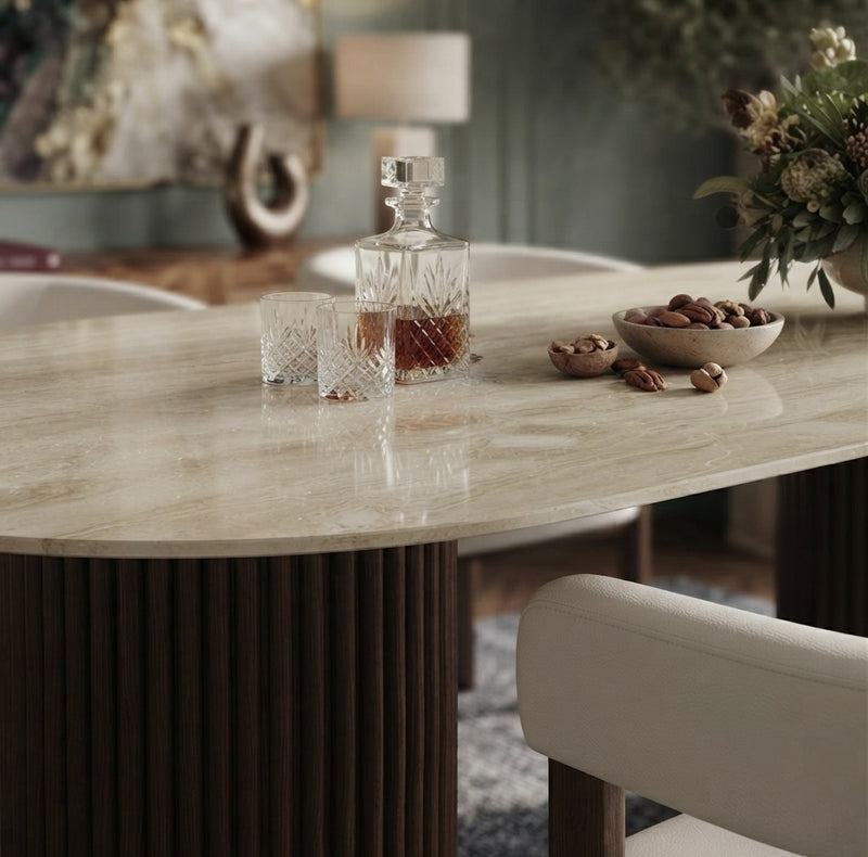Pelhay — Table à manger en céramique effet travertin brillant en situation
