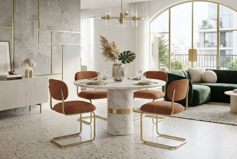 Elmore — Chaise en tissu Marbella terracotta, piètement doré en situation