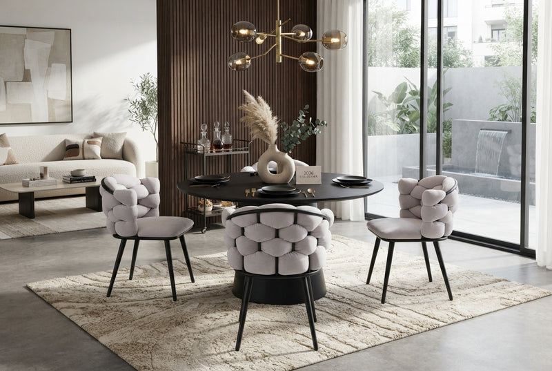 Alder — Chaise en velours gris clair, piètement métal noir en situation