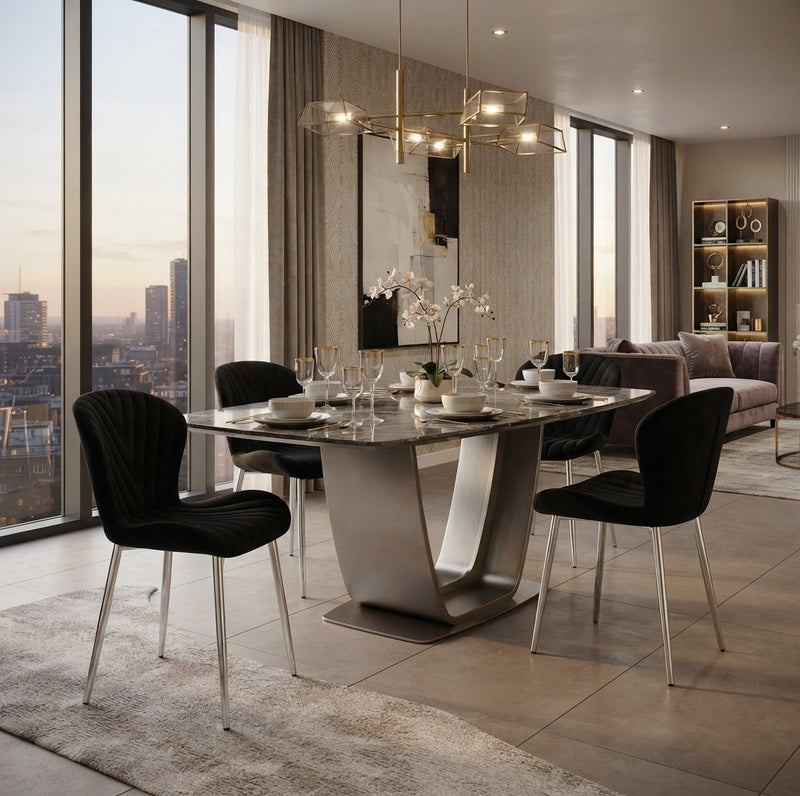 Everly — Chaise en velours noir, piètement chromé en situation