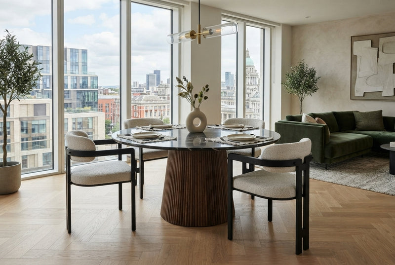 Blackwell — Chaise en tweed latte, piètement métal noir en situation