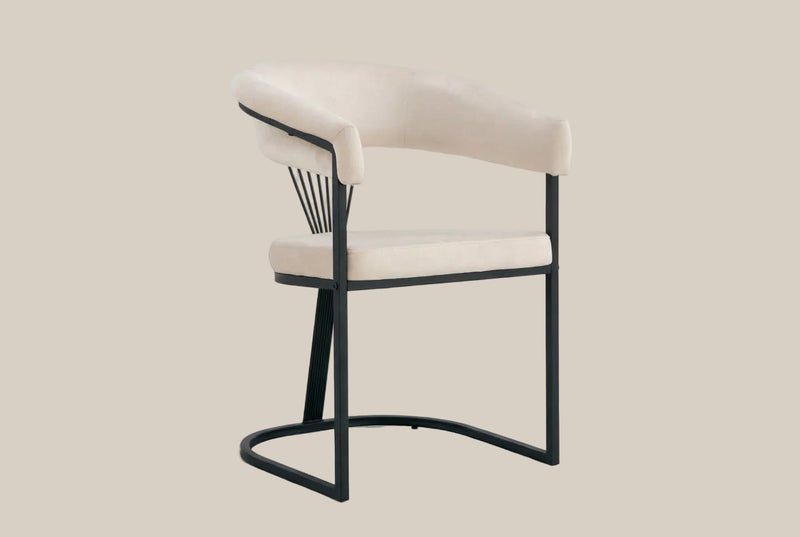 Falmere — Chaise avec accoudoirs en velours beige, piètement métal noir
