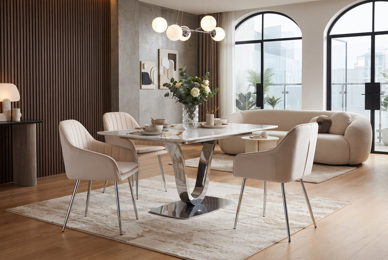 Hartley — Chaise avec accoudoirs en velours beige, piètement chromé en situation