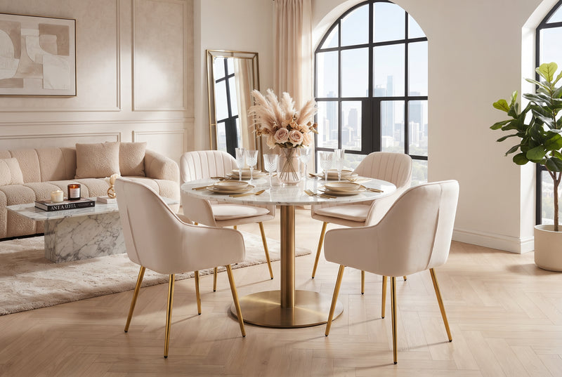 Hartley — Chaise avec accoudoirs en velours beige, piètement gold en situation