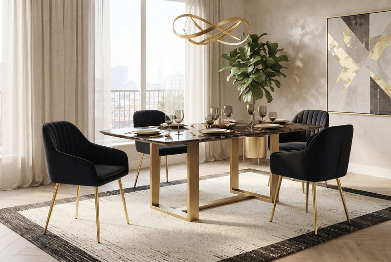 Hartley — Chaise avec accoudoirs en velours noir, piètement gold en situation