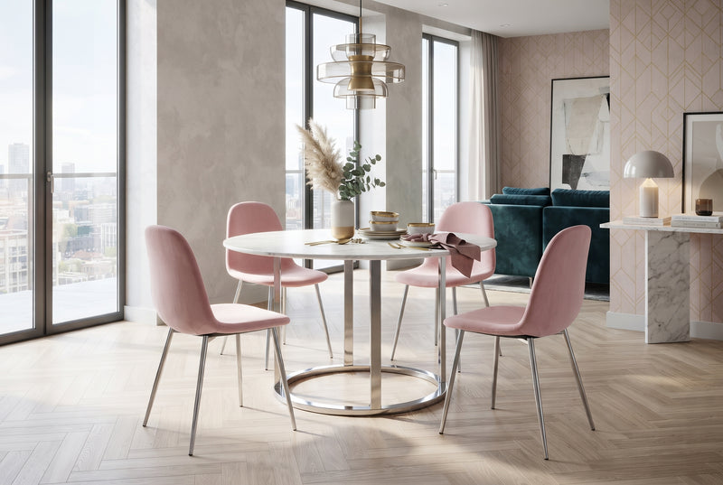 Marchmont — Chaise en velours rose pâle, piètement chromé en situation