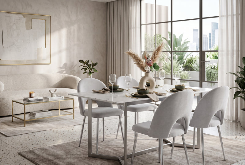 Netherby — Chaise en chenille gris clair, piètement chromé en situation