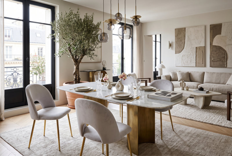 Netherby — Chaise en chenille gris clair, piètement gold en situation