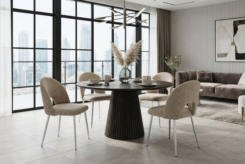 Netherby — Chaise en tissu Marbella marron glacé, piètement chromé en situation