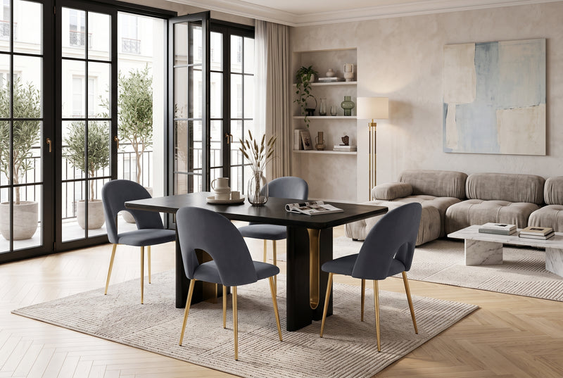 Netherby — Chaise en velours anthracite, piètement gold en situation