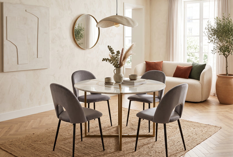 Netherby — Chaise en velours anthracite, piètement métal noir en situation