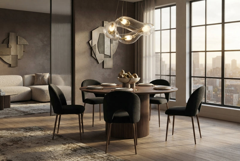 Netherby — Chaise en velours noir, piètement effet noyer en situation