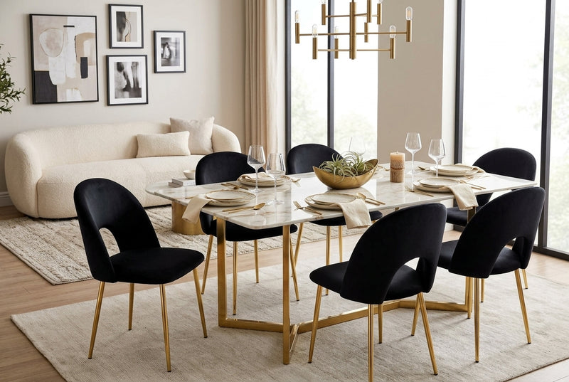 Netherby — Chaise en velours noir, piètement gold en situation