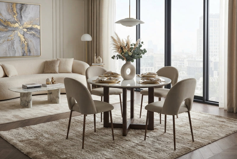 Netherby — Chaise en velours taupe, piètement effet noyer en situation
