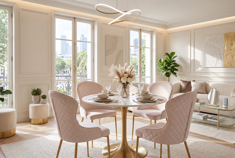 Pinehurst — Chaise en velours beige, piètement gold en situation