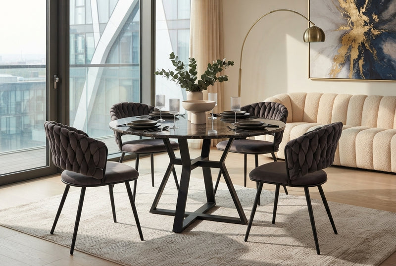 Underwood — Chaise en velours anthracite, piètement métal noir en situation